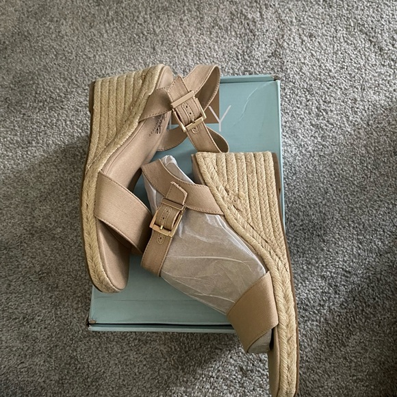 Elegant Beige Wedge Sandals - Picture 7 of 13